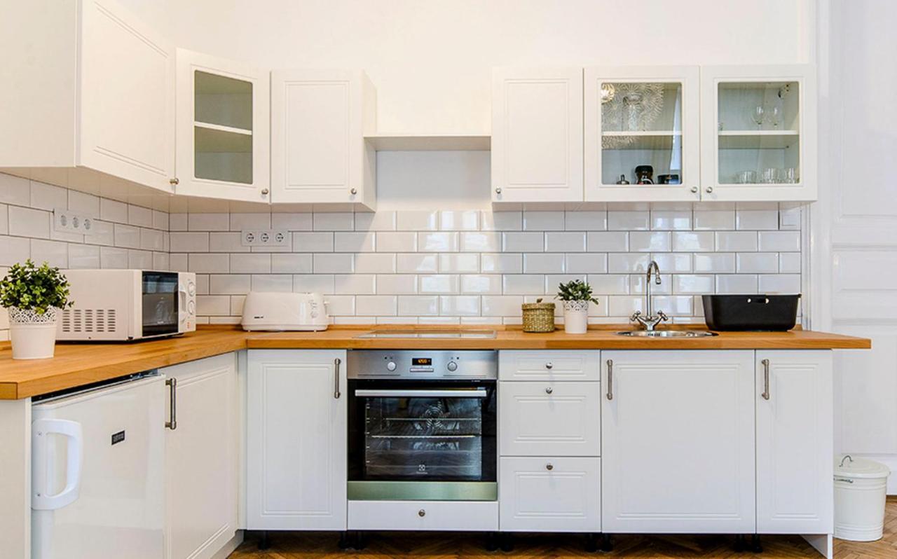 Cozy 2 Bedroom Apartment In Terez Boulevard. Budapest Eksteriør bilde