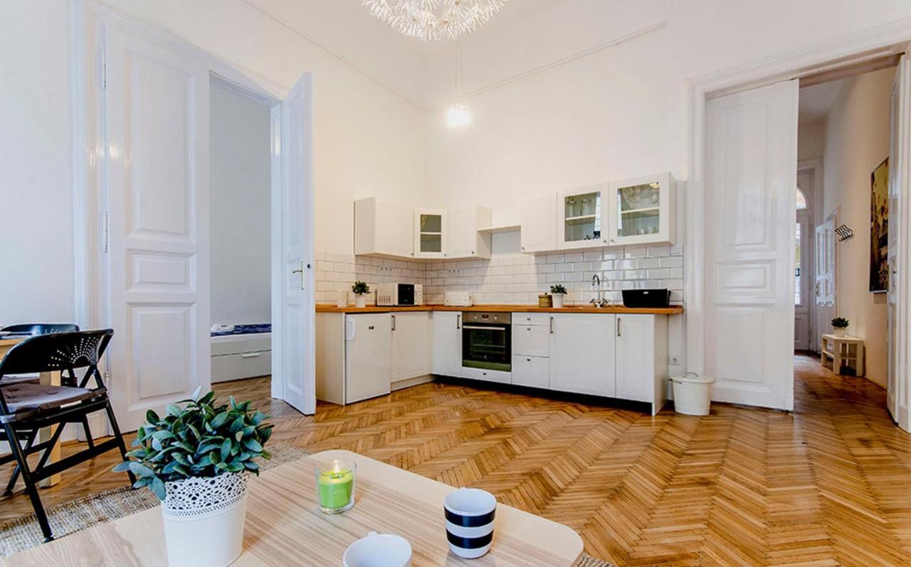 Cozy 2 Bedroom Apartment In Terez Boulevard. Budapest Eksteriør bilde