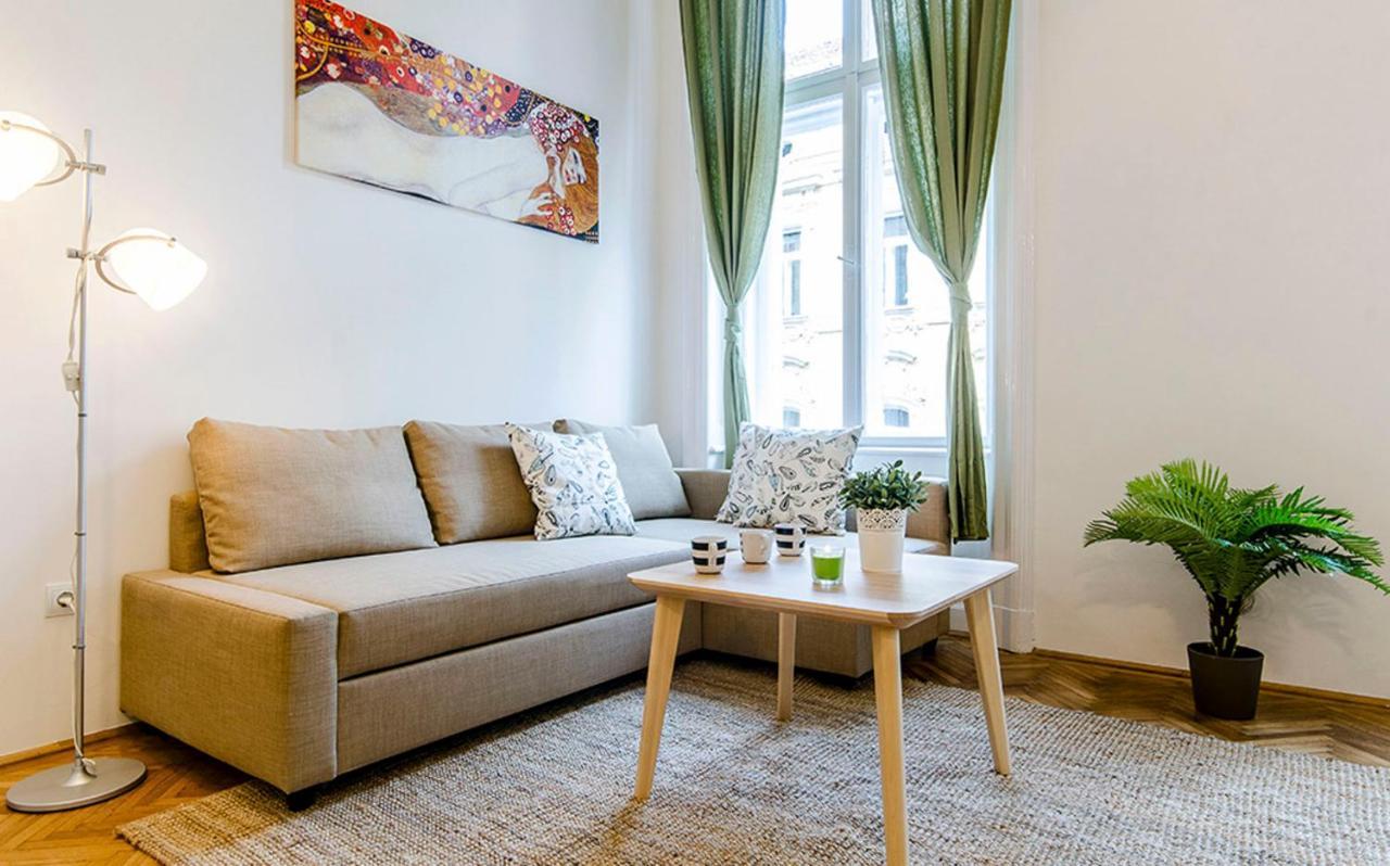 Cozy 2 Bedroom Apartment In Terez Boulevard. Budapest Eksteriør bilde