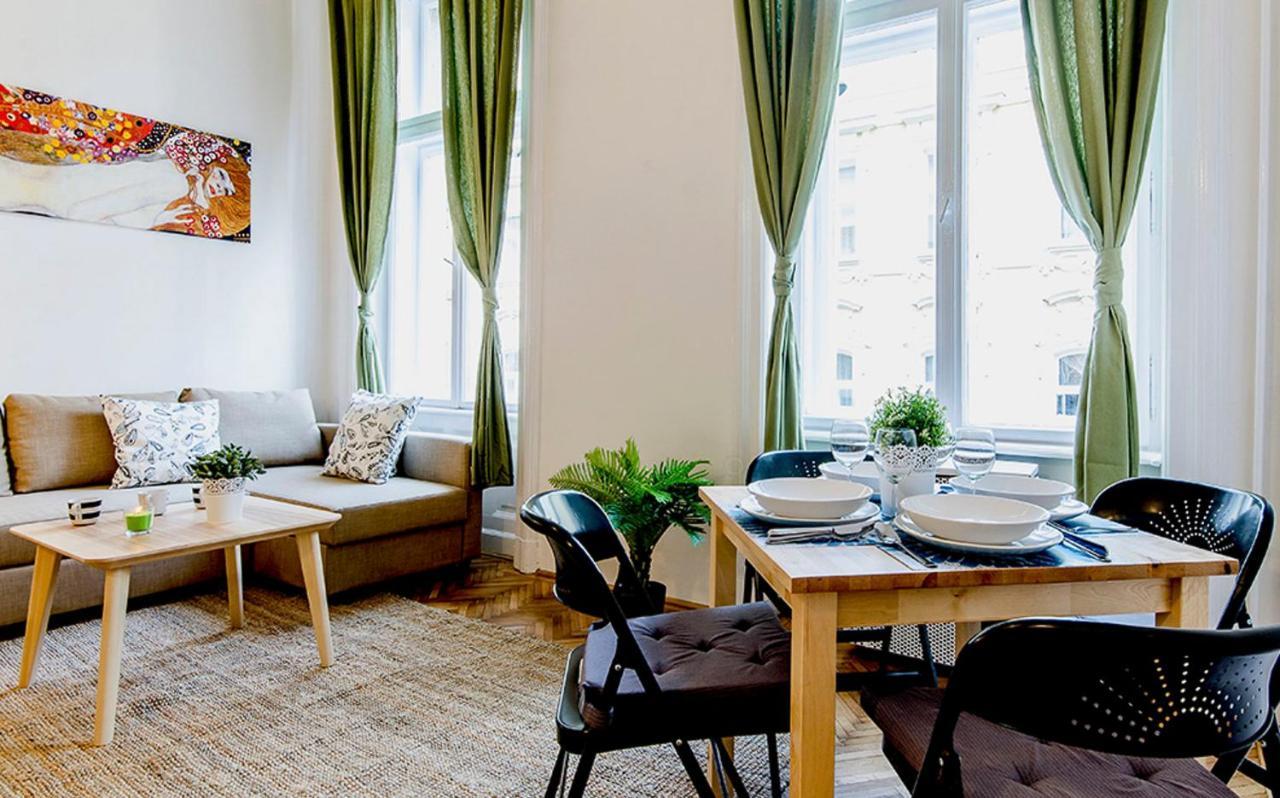 Cozy 2 Bedroom Apartment In Terez Boulevard. Budapest Eksteriør bilde